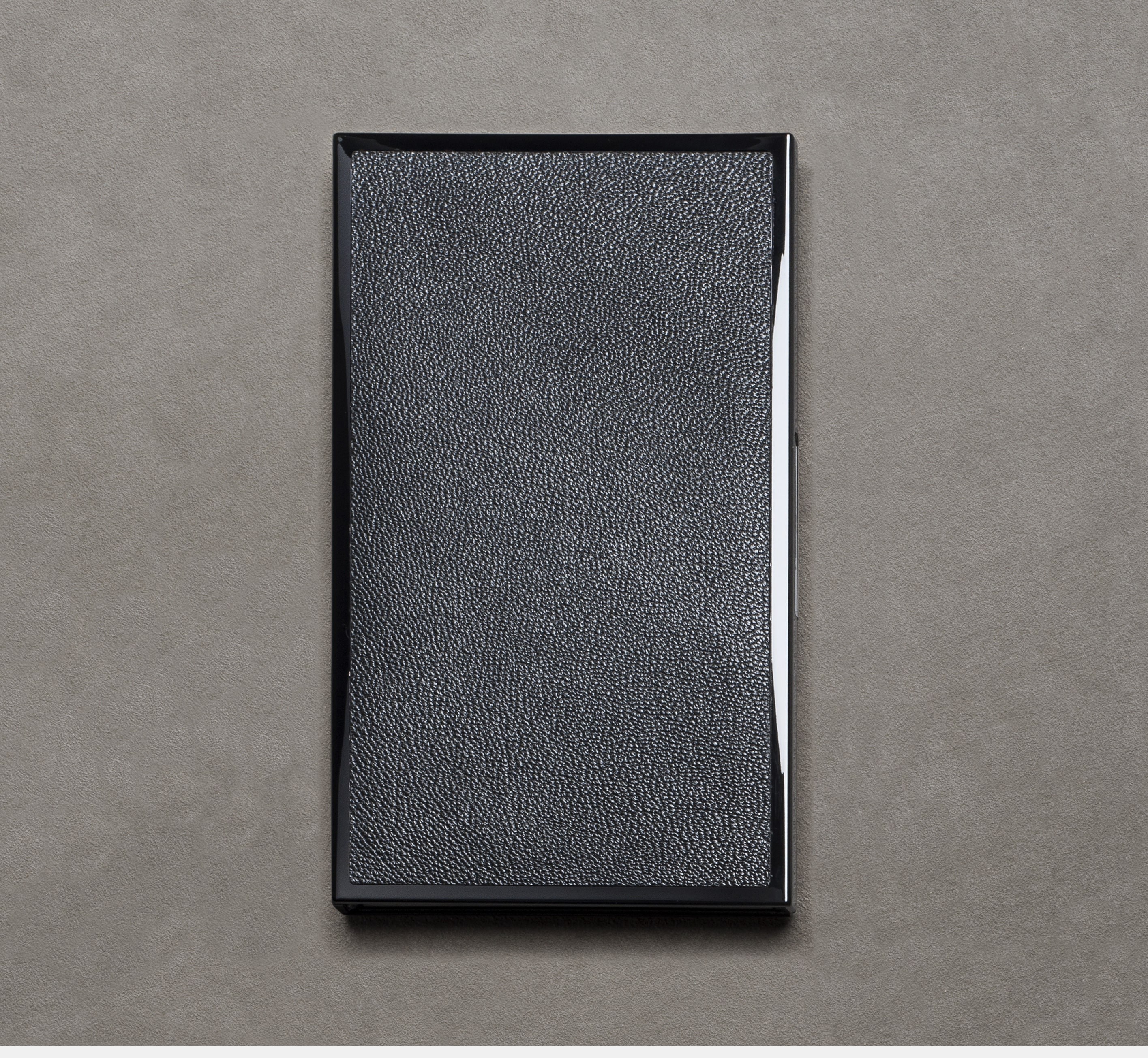 Le Carnet 08.16 Black lacquered embedded with leather